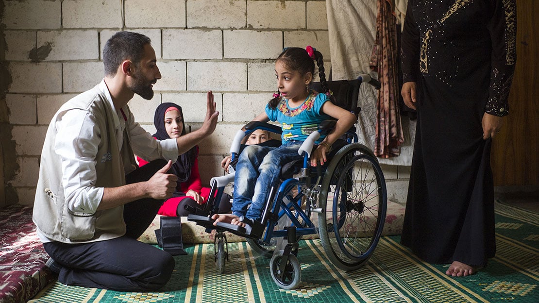 Dalal et Mohammad pendant une séance de kiné lors de la remise de son nouveau fauteuil roulant, Liban 2015.