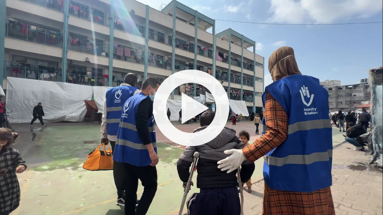 Un aperçu d'une vidéo présentant des personnes avec un gilet Handicap International en train d'aider des civils