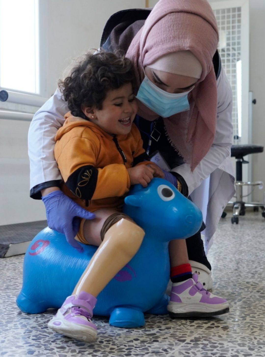 Enfant avec sa prothésiste