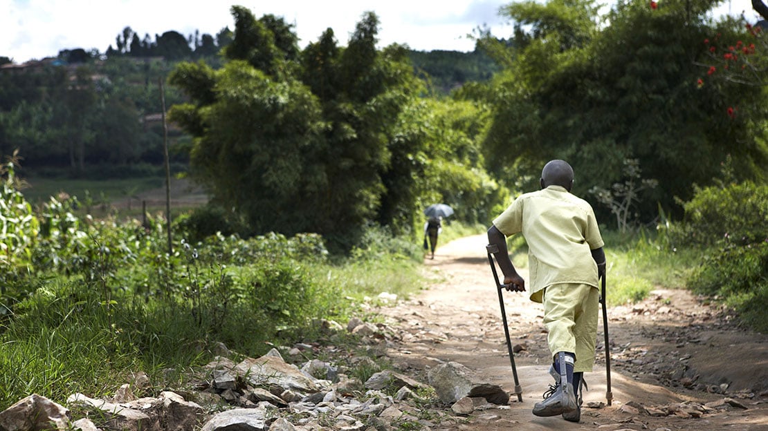 Claude, 15 ans, rentre de l'école, District de Muhanga, Rwanda