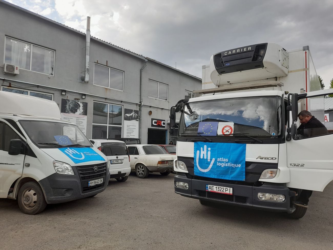 Camions de transport logistique de Handicap International en Ukraine
