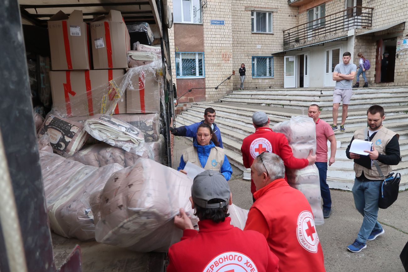Le personnel de Handicap International et les volontaires de la Croix-Rouge ukrainienne livrent des fournitures à un centre collectif à Tchernivtsi.