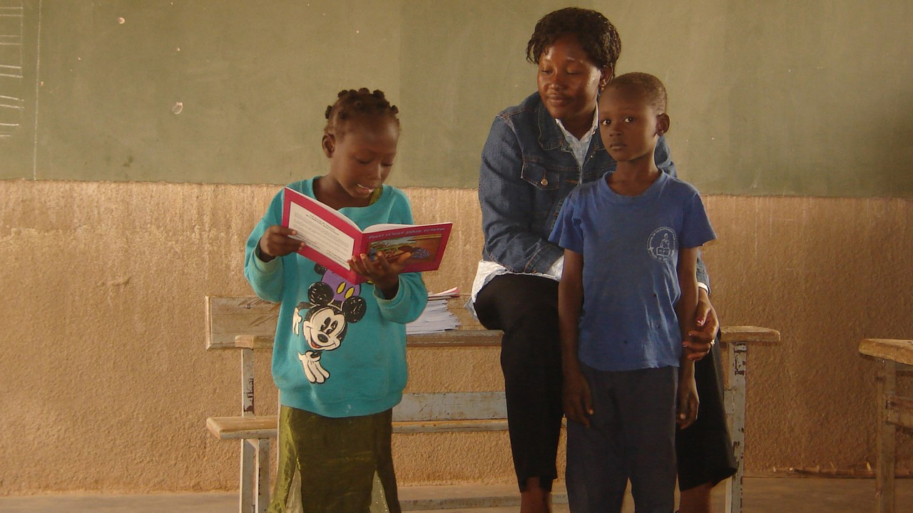 Kinder in einer Schule lernen in Lesen in Burkina Faso - HI