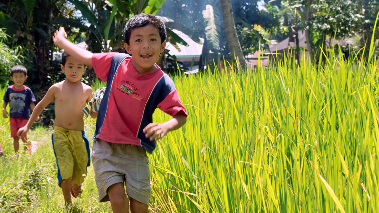 Spielende Kinder auf Sumatra, Region Padang - HI Indonesien