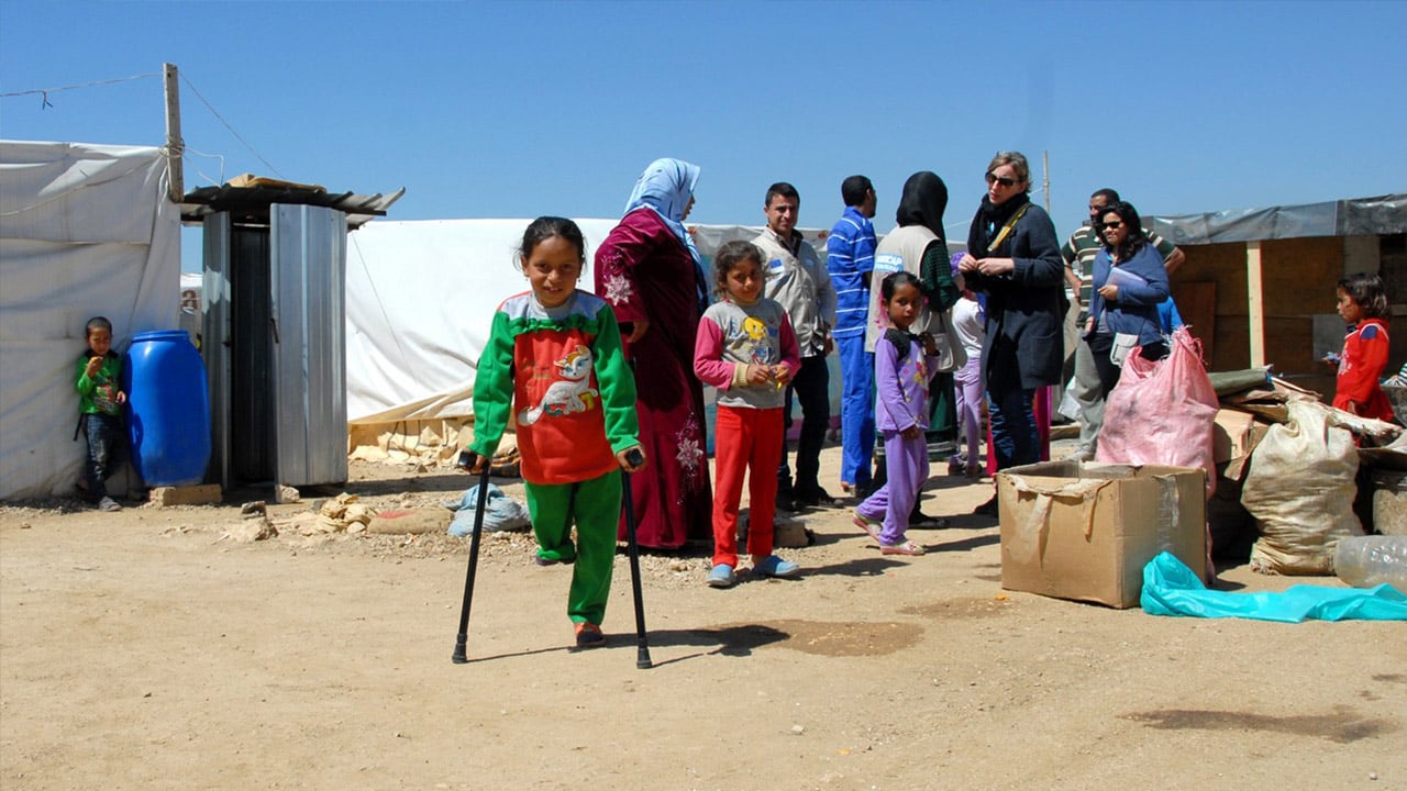 Liban - Fillette syrienne de 8 ans blessée suite à un bombardement et aidée par HI.