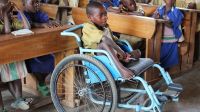 Cet enfant a reçu un fauteuil roulant dans le cadre du programme d’éducation inclusive de HI, ce qui lui a permis de commencer à fréquenter l’école l’année dernière - RWANDA. 
