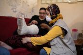 Nada Baghdadi, 27 ans, a une fracture à la jambe suite à l’explosion qui a eu lieu à Beyrouth le 4 août.  Elle bénéficie de séances de réadaptation avec HI, et a reçu des béquilles