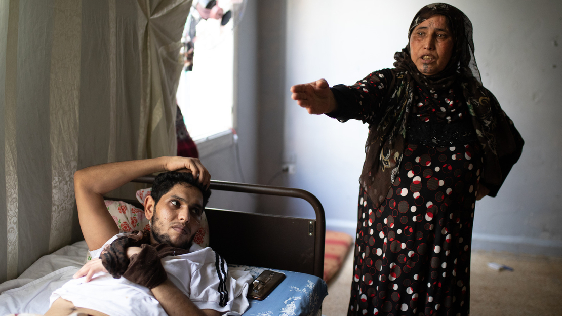 Ramadan Haj, 23 ans, est handicapé. Il vit avec sa mère Houriya, à Beyrouth, non loin du lieu de l'explosion - Août 2020.  