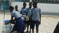 Les élèves d'une école secondaire du Sud-est d’Haïti se lavent les mains après une séance de sensibilisation au Covid.
