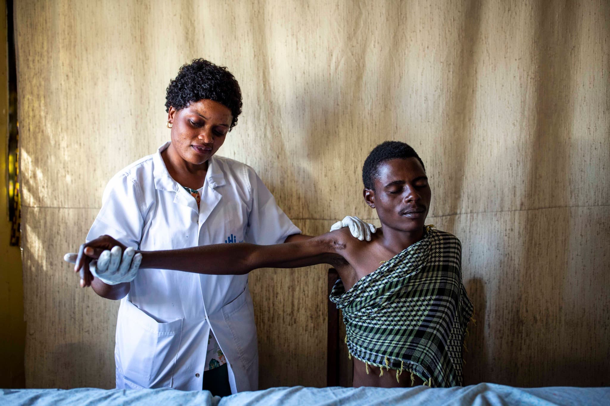 Héritier en séance de réadaptation avec Noela, kiné de Handicap International 