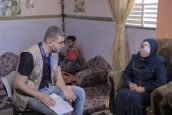 Zena et un staff HI lors d’une séance d’aide psychologique