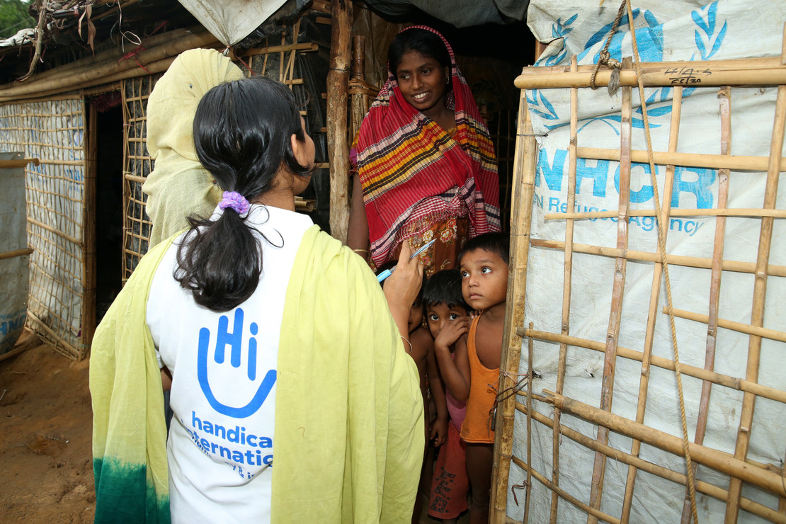 Des membres des équipes mobiles à la rencontre d’une famille de Rohingyas pendant leur maraude quotidienne dans le camp de Kutupalong, Ukhia, Cox’s Bazar © Shumon Ahmed/HI