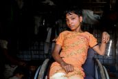 Lalu, 9 ans, réfugiée rohingya, atteinte de paralysie cérébrale