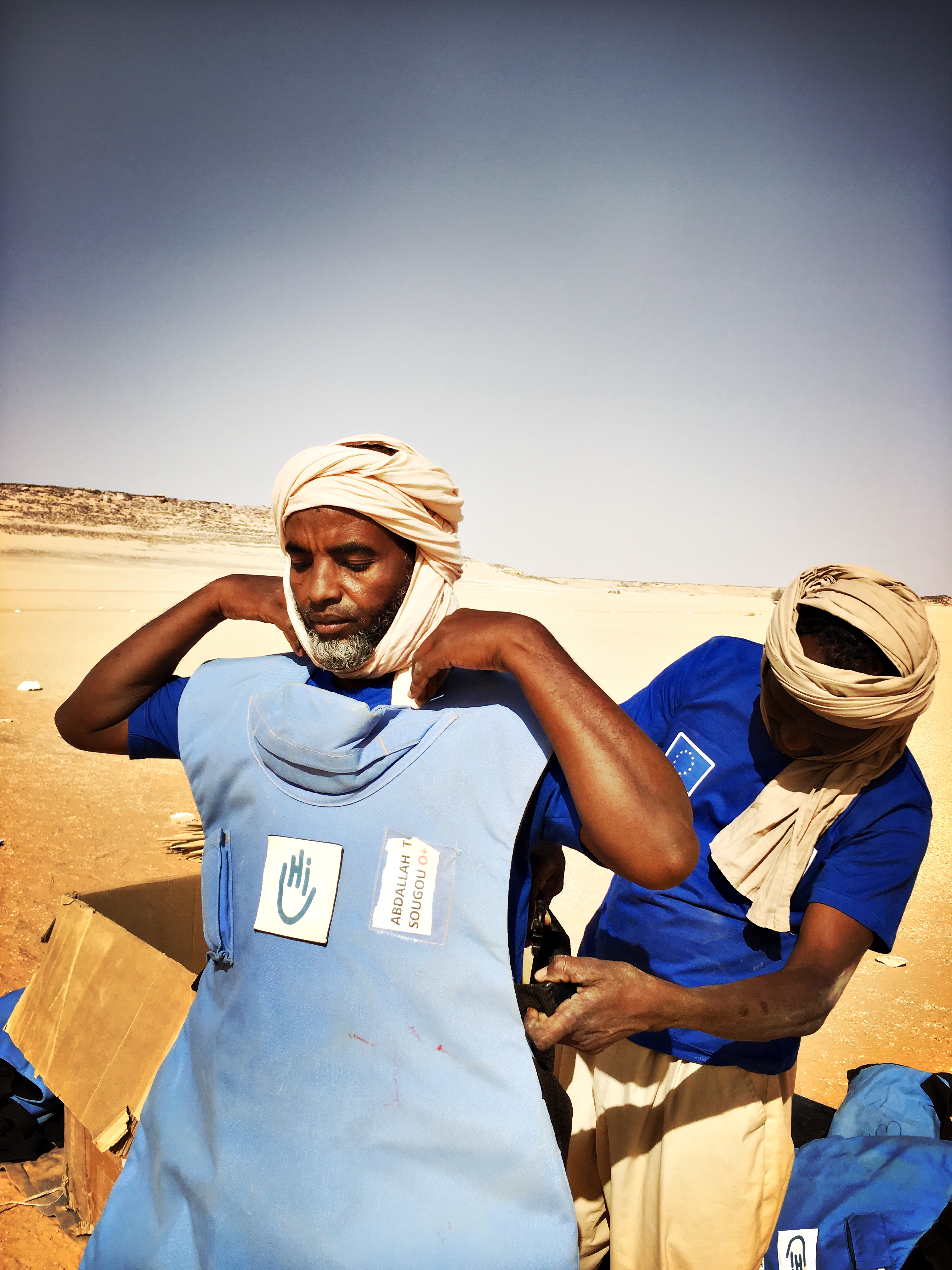 Démineurs de Handicap International au Tchad en train de s'équiper