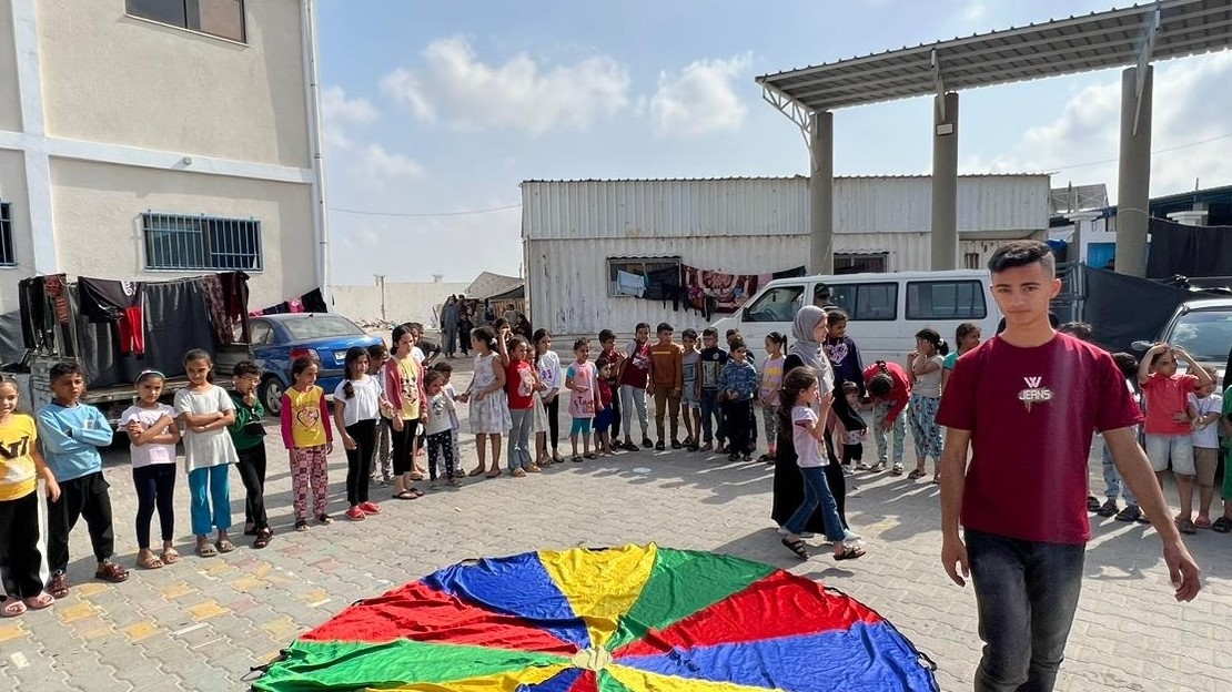 Activités récréatives organisées par HI pour les enfants dans un camp de déplacés à Gaza 