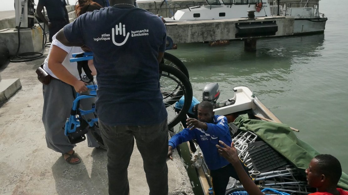 Réception d'aides à la marche dans la région des Cayes en Haiti. Le matériel est livré par bateau