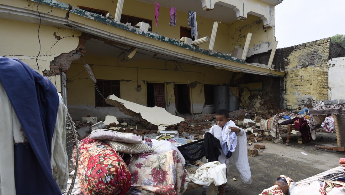 Vue d'une maison sérieusement  endommagée dans le district de Mirpur au Cachemire administré par le Pakistan, le 26 septembre 2019