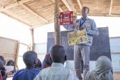 Un agent communautaire de HI anime une séance d'éducation aux risques pour les enfants d’une école de la région du Lac