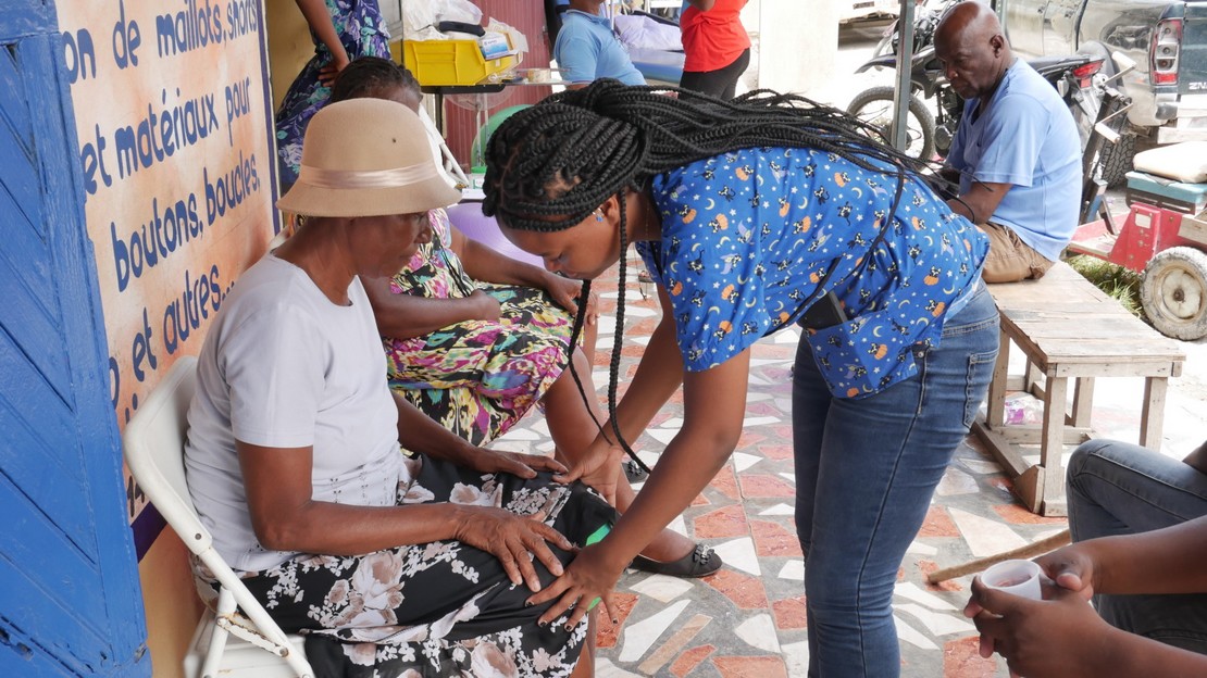 Prise en charge d’une patiente, dans le centre réadaptation des Cayes, tenu par une organisation partenaire de HI