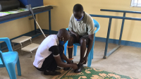   Hakim pendant l’essai de son appareillage de jambe fabriqué par impression 3D, dans le camp d’Omugo, en Ouganda. 