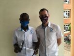 Disan, à gauche, (technicien d’impression 3D de HI) présentent une visière 3D à Arua, en Ouganda 