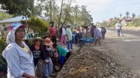© Les populations affectées par le typhon Mangkhut déblaient les routes encombrées 