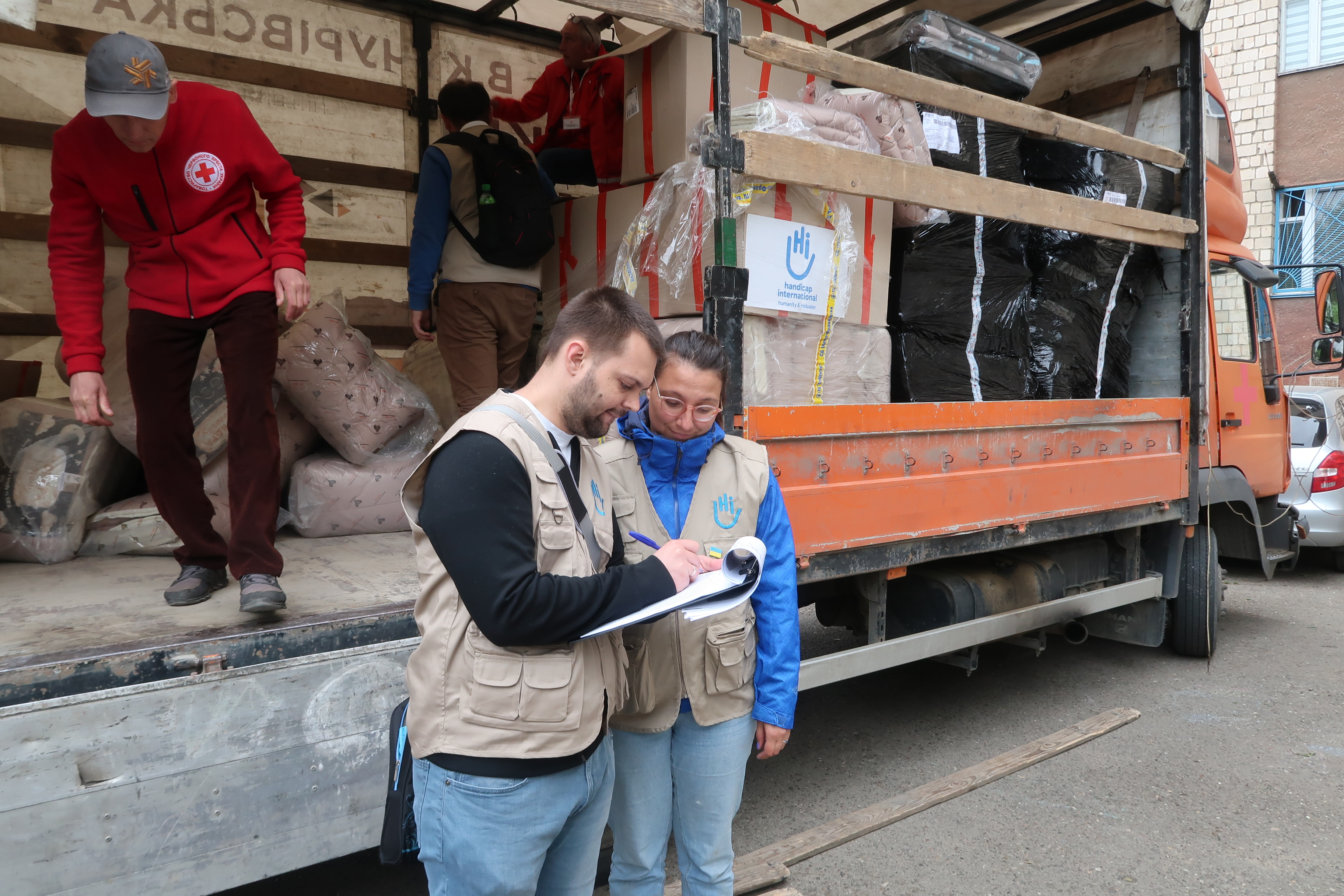 Le personnel d’urgence de HI, Oleksi Torvkis (à gauche) et Yolene Joly (à droite), supervise la livraison de kits de couchage aux centres collectifs hébergeant des personnes déplacées en Ukraine