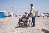 Ein aus Mossul vertriebener Mann – er hat sein Bein während eines Artillerieangriffs verloren hat. Er bekommt psychosoziale Unterstützung und erhielt ein Zelt. 