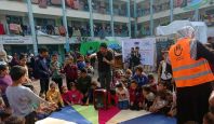 Les bénévoles de HI organisent des activités récréatives pour les enfants déplacés dans un abri collectif au sud de Gaza 