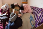 Les bénévoles de HI identifient les besoins de Safaa, atteinte de paralysie cérébrale 