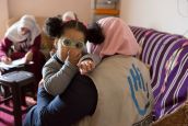 Les bénévoles de HI identifient les besoins de Safaa, atteinte de paralysie cérébrale 