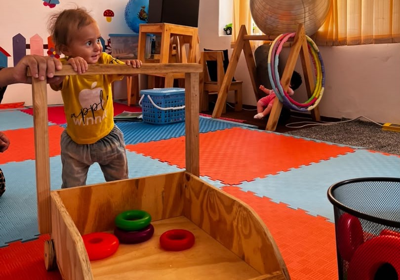 Mahira au centre pendant une séance de thérapie de stimulation