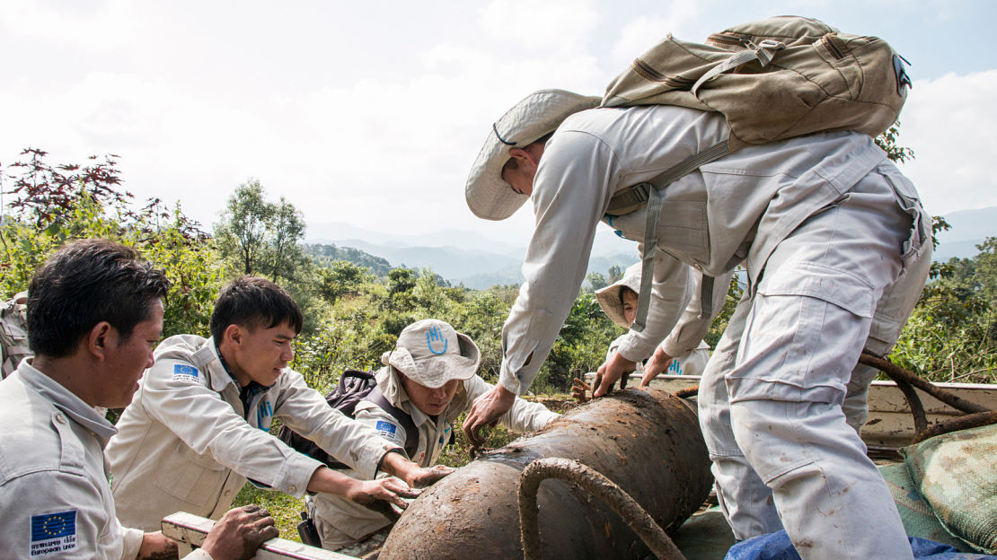  L'équipe de déminage de HI au Laos, enlève une bombe afin d'aller la détruire loin du village de Phaja où elle a été trouvée.