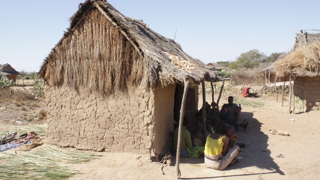Une famille assise à l'ombre à Betioky, l'une des régions touchées par la grave sécheresse qui sévit dans le sud de Madagascar