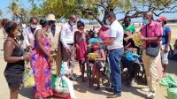 Le personnel de HI distribue des paniers de nourriture aux personnes touchées par l'insécurité alimentaire dans le sud de Madagascar, 2021.