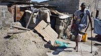 Ein Mann mit einer Behinderung, der sein Zuhause während des Zyklons Idai verloren hat und jetzt in einem provisorischen Schutzraum schläft. 