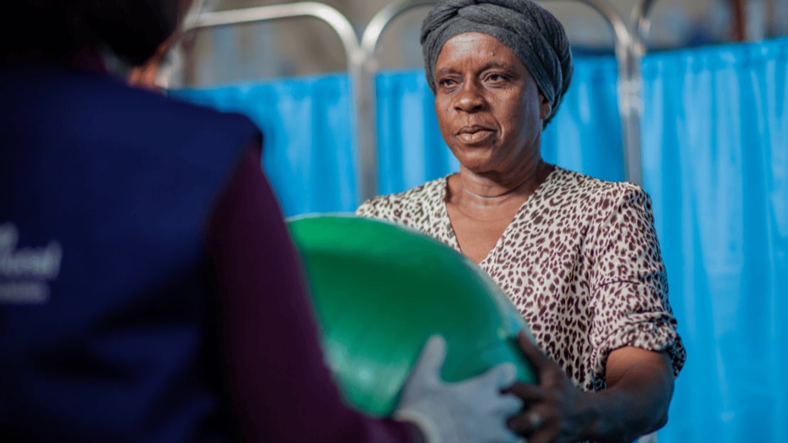 Marie Danielle Benoît, 56 ans, est accompagnée par les équipes de réadaptation de HI sur le site de personnes déplacées de KID, à Port-au-Prince.