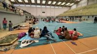 Des familles malgaches rassemblées dans un gymnase pour se protéger du cyclone Batsirai