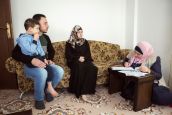 Esra, bénévole pour HI, identifie les besoins liés au développement d'Ossama 