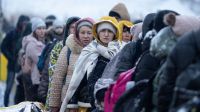 Des réfugiés fuyant le conflit armé en Ukraine arrivent à la frontière polonaise. 