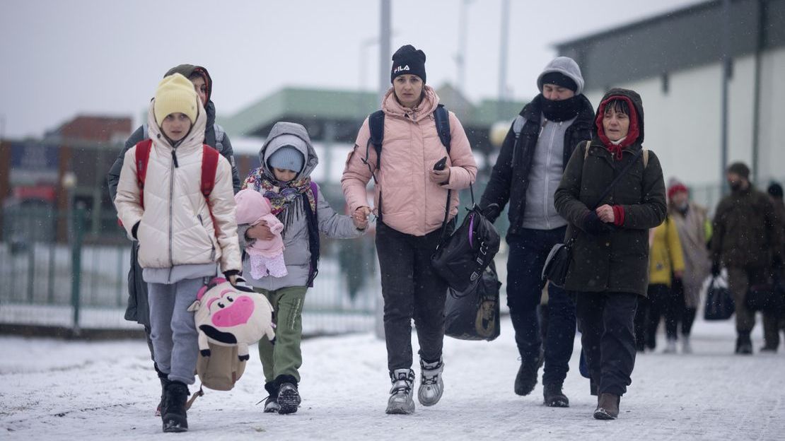 Les refugiées traversent la frontiere de l'Ukraine pour fuire la guerre. 