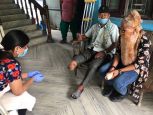 Un patient va suivre une séance de réadaptation avec les kinés de HI au Népal, durant l'épidémie Covid-19