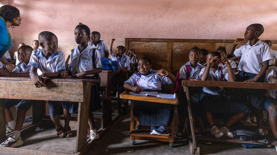 Daïsane participe avec beaucoup d’intérêt au cours de citoyenneté de Madame Agnès, à l’école inclusive de Lemba. 