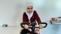 Rawan, 12 ans, en train de suivre des séances d’exercices à l’hôpital d’Aqrabat.