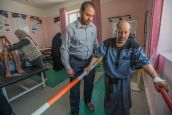 Une séance de rééducation dans un centre spécialisé à Sana'a