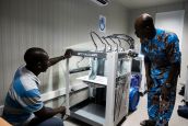 I, dans le cadre du projet IMPACTE 3D, utilise la technologie 3D comme partie d'un essai clinique pour construire des orthèses pour une centaine de patients au Togo, Niger et Mali