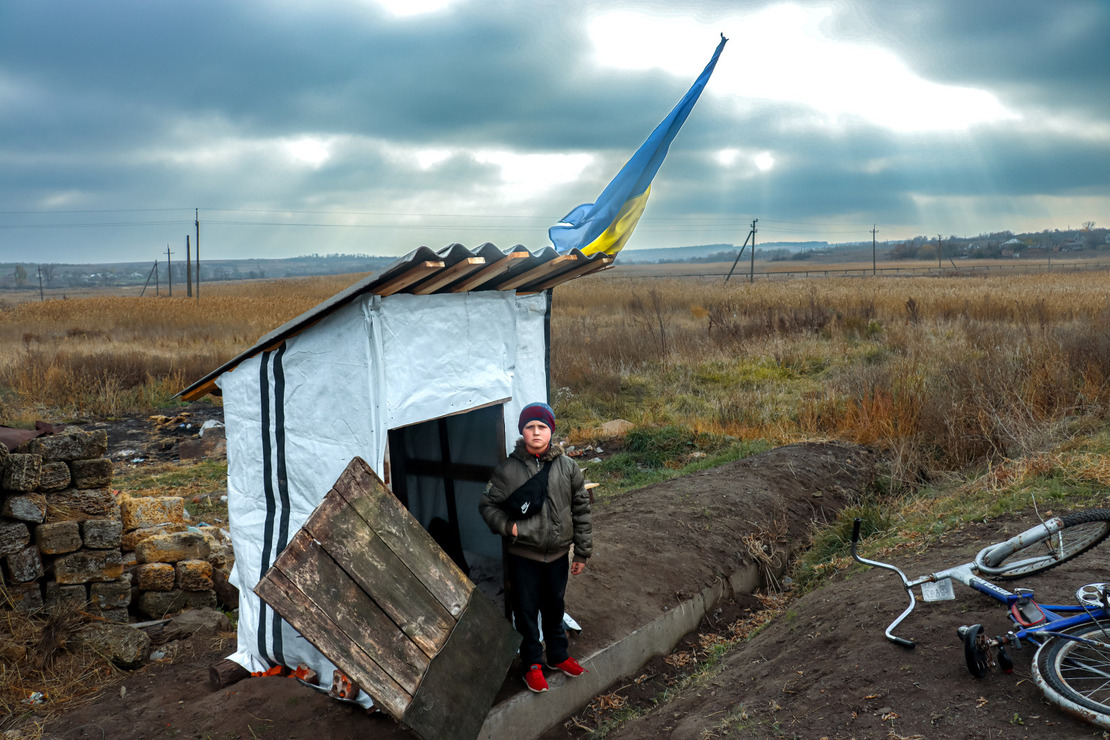 Nazar, 11 ans, participe à une séance d'éducation aux risques à Velyka Komyshuvakha (région de Kharkiv).