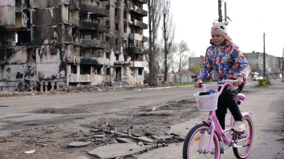 Les Ukrainiens de retour chez eux vivent sous la menace des engins explosifs
