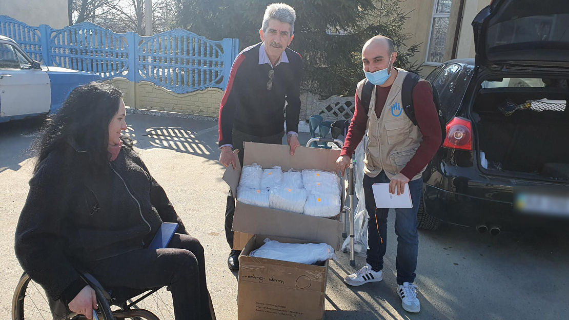 Premières distributions d’articles de soutien à une maison de retraite de Tchernivtsi.