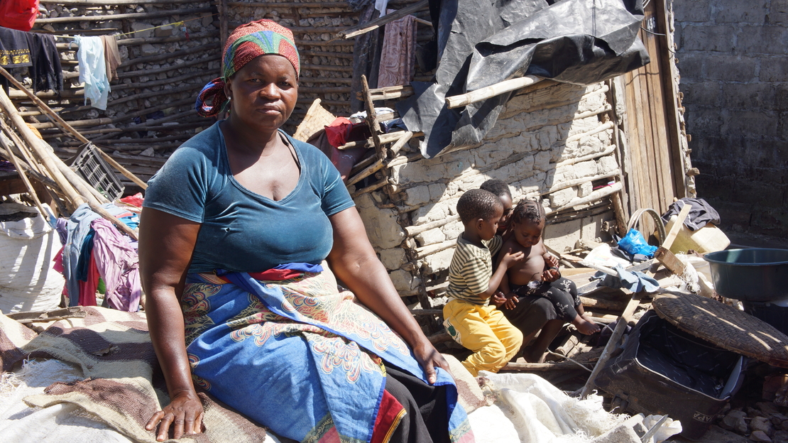 Eine Familie in Beira, Mosambik, betrachtet das Ausmaß der Zerstörung ihres Hauses nach dem Zyklon Idai, Foto vom 18.03.2019